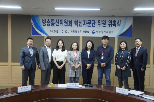 (왼쪽부터)이헌 방통위 혁신기획담당관, 이재현 구글코리아전략기획본부장, 김정윤 고려대대학원생, 신진주 방송작가, 이향수 건국대교수, 최정묵 공공의창 간사, 박수정 행정개혁시민연합 사무총장, 김영관 방통위 기획조정관. 방송통신위원회 제공